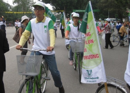 Thousands of people call on no use of plastic bags